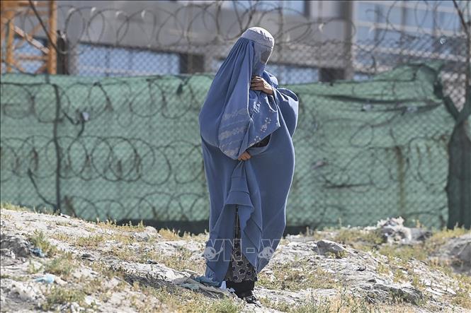Trong ảnh: Một phụ nữ choàng khăn Burqa tại Kabul, Afghanistan ngày 21/6/2021. Ảnh: AFP/TTXVN