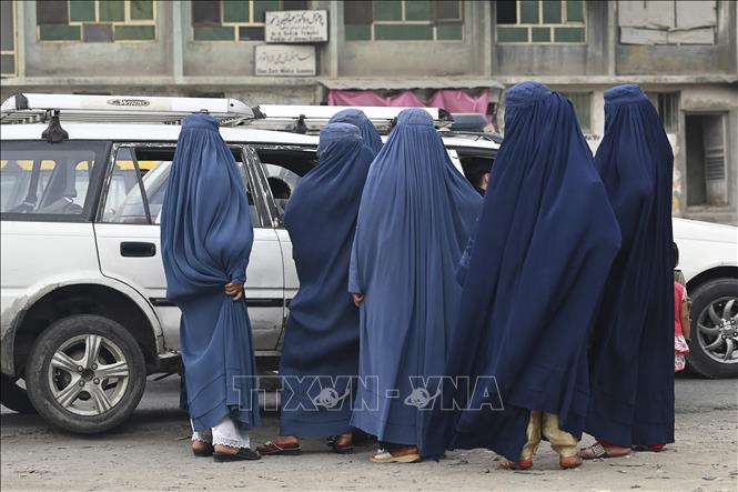 Trong ảnh: Phụ nữ choàng khăn Burqa tại Kabul, Afghanistan ngày 31/7/2021. Ảnh: AFP/TTXVN