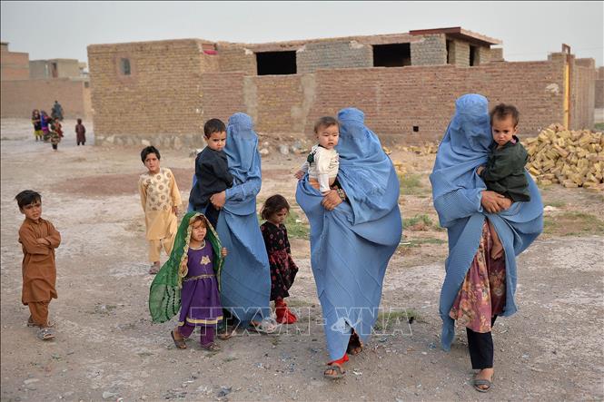 Trong ảnh: Phụ nữ choàng khăn Burqa tại tỉnh Herat, Afghanistan ngày 8/7/2021. Ảnh: AFP/TTXVN