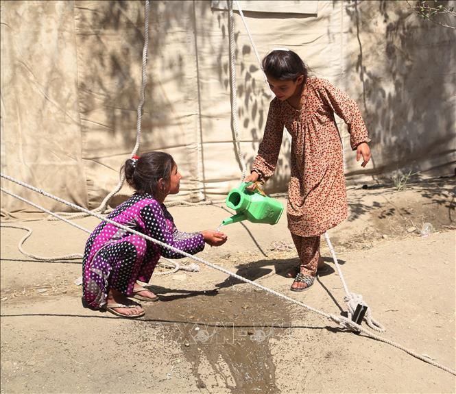 Trong ảnh: Trẻ em sơ tán tránh xung đột trú tạm tại một công viên ở Kabul, Afghanistan ngày 11/8/2021. Ảnh: THX/TTXVN