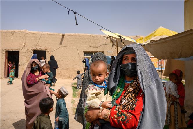 Trong ảnh: Phụ nữ và trẻ em sơ tán tránh xung đột tại tỉnh Helmand, Afghanistan ngày 28/3/2021. Ảnh: AFP/TTXVN