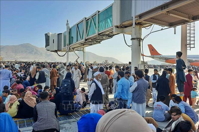 Tình hình Afghanistan: Sân bay Kabul trong cảnh hỗn loạn ...