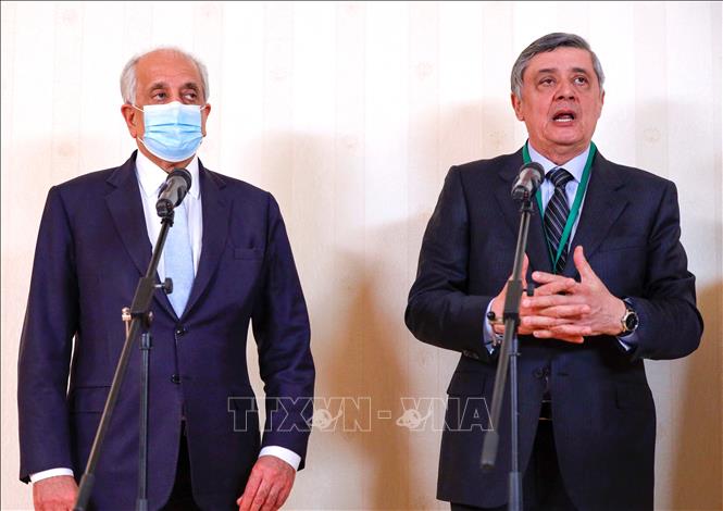 Trong ảnh: Đại diện đặc biệt của Tổng thống Nga tại Afghanistan, Giám đốc Vụ châu Á II Bộ Ngoại giao Nga, ông Zamir Kabulov (phải) trong cuộc gặp với Đặc phái viên Mỹ về hoà giải Afghanistan, ông  Zalmay Khalilzad sau hội nghị quốc tế về hoà bình của quốc gia Tây Nam Á, tại Moscow ngày 18/3/2021. Ảnh: AFP/TTXVN