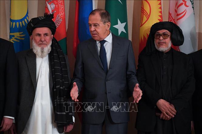 Trong ảnh (tư liệu): Ngoại trưởng Nga Sergei Lavrov (giữa) cùng đại diện Chính phủ Afghanistan và đại diện Taliban trước cuộc đàm phán về hoà bình của quốc gia Tây Nam Á, tại Moscow ngày 9/11/2018. Ảnh: AFP/TTXVN