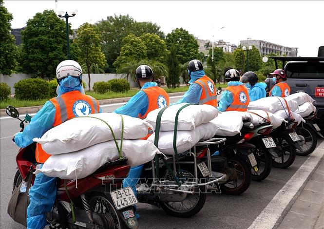 Trong ảnh: Đội ngũ shipper chở miễn phí hàng từ thiện vào các ngõ ngách giúp người nghèo, người có hoàn cảnh khó khăn trong thành phố. Ảnh: Tuấn Anh – TTXVN