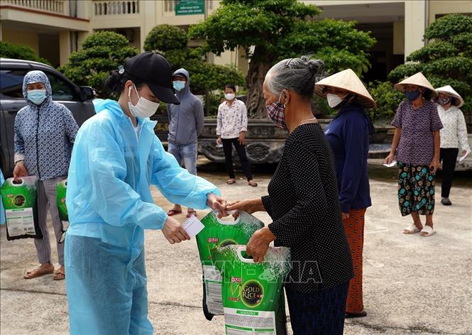 Trong ảnh: Trao tặng quà cho các những hộ nghèo, hộ cận nghèo, người có hoàn cảnh khó khăn,... tại phường Biên Giang, quận Hà Đông Ảnh: Tuấn Anh – TTXVN