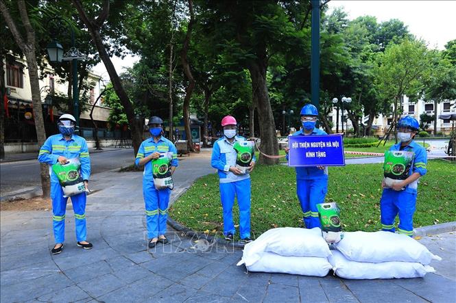 Trong ảnh: Đại diện công nhân Tổ 2, URENCO 2, quận Hoàn Kiếm nhận gạo từ các tổ chức, cá nhân, các nhà hảo tâm quyên góp tặng. Ảnh: Tuấn Anh – TTXVN