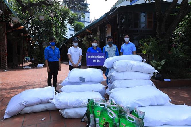 Trong ảnh: Đại diện Hội thiện nguyện Hà Nội trao tặng quà từ thiện cho Công ty TNHH Một thành viên Môi trường Đô thị Hà Nội (URENCO). Ảnh: Tuấn Anh – TTXVN