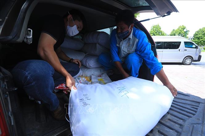 Trong ảnh: Các tổ chức thiện nguyện hỗ trợ, giúp đỡ những hoàn cảnh khó khăn do ảnh hưởng của dịch COVID-19. Ảnh: Tuấn Anh – TTXVN