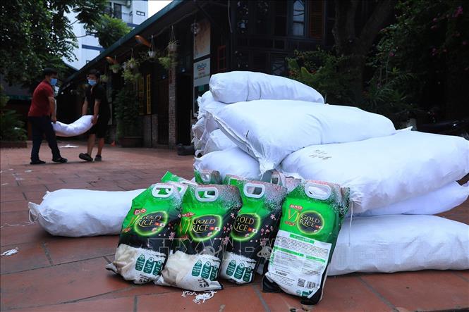 Trong ảnh: Những bao gạo của các nhà hảo tâm quyên góp đem tặng cho những hộ nghèo, các đối tượng bảo trợ xã hội, người có hoàn cảnh khó khăn,... Ảnh: Tuấn Anh – TTXVN