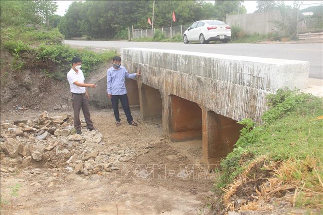 Trong ảnh:  Đập Khe Xai có diện tích lưu vực gần 1 km2, được xây dựng từ năm 1989 đã bị nứt gãy, gây thẩm thấu nước qua thân đập. Ảnh: Hoàng Ngà - TTXVN