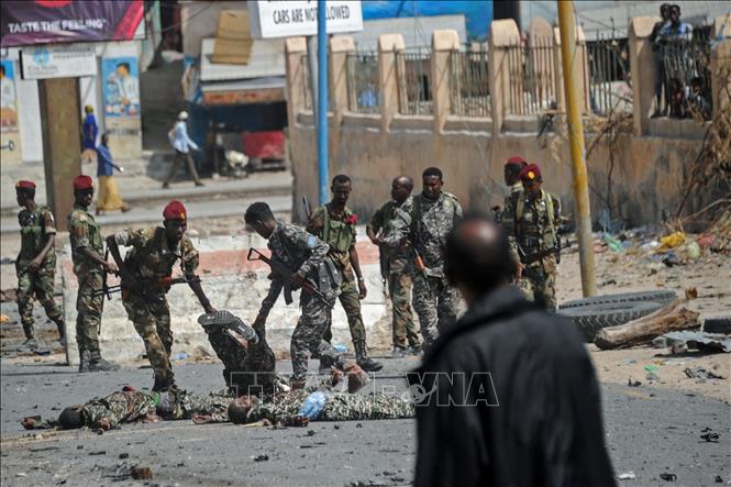 Trong ảnh (tư liệu): Lực lượng an ninh Somalia chuyển thi thể các tay súng al-Shabab sau cuộc giao tranh tại Mogadishu, ngày 14/7/2018. Ảnh: AFP/ TTXVN