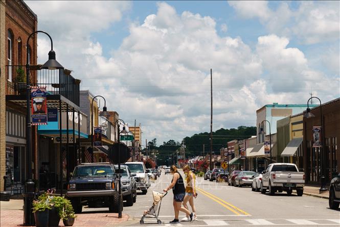 Trong ảnh: Người dân di chuyển trên đường phố tại Oneonta, Alabama, Mỹ, ngày 30/6/2021. Ảnh: AFP/ TTXVN