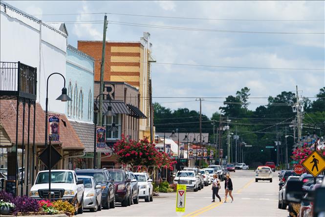 Trong ảnh: Người dân di chuyển trên đường phố tại Oneonta, Alabama, Mỹ, ngày 30/6/2021. Ảnh: AFP/ TTXVN