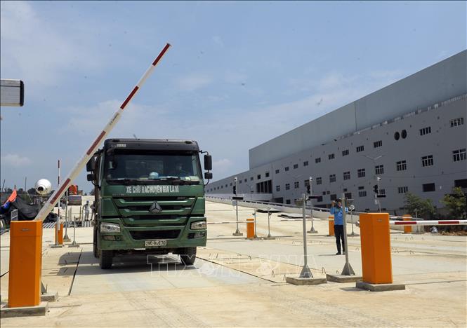 Trong ảnh: Chạy thử xe chở rác không tải để làm quen với quy trình vận hành. Ảnh: Mạnh Khánh-TTXVN