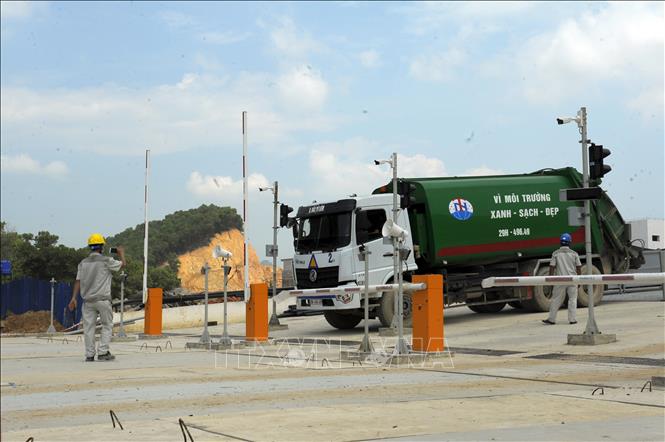 Trong ảnh: Chạy thử xe chở rác không tải để làm quen với quy trình vận hành. Ảnh: Mạnh Khánh-TTXVN