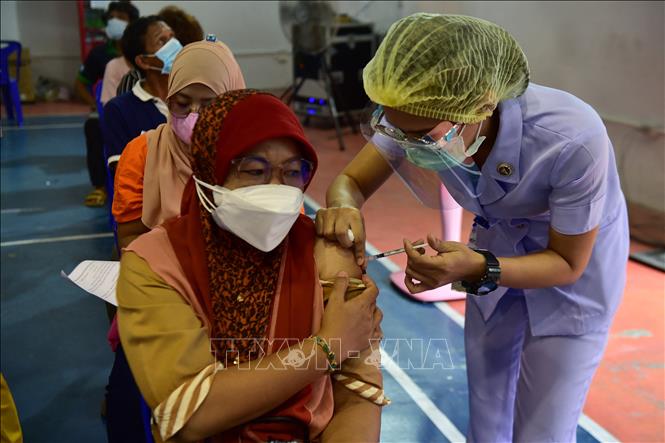 Trong ảnh: Tiêm vaccine ngừa COVID-19 cho người dân tại bệnh viện Narathiwat, Thái Lan ngày 5/8/2021. Ảnh: AFP/TTXVN