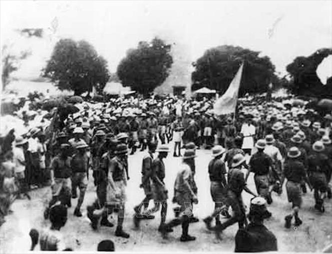 Từ ngày 14 đến ngày 18/8/1945, cuộc tổng khởi nghĩa nổ ra giành được thắng lợi ở nông thôn đồng bằng Bắc Bộ, đại bộ phận miền Trung, một phần miền Nam và ở các thị xã: Bắc Giang, Hải Dương, Hà Tĩnh, Hội An, Quảng Nam… Trong ảnh: Ngày 14/8/1945, đội du kích Ba Tơ tiến về thị xã Quảng Ngãi, cùng nhân dân khởi nghĩa giành chính quyền. Ảnh: Tư liệu/TTXVN 