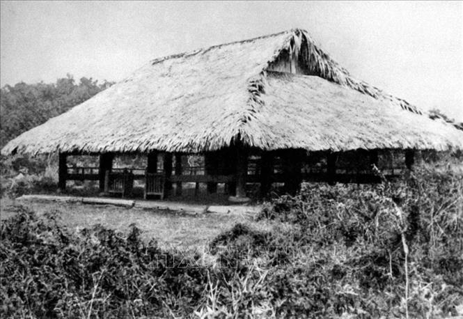 Ngày 16/8/1945, Đại hội Quốc dân họp tại Tân trào thông qua “10 chính sách lớn của Việt Minh”; thông qua “Lệnh tổng khởi nghĩa”; quy định quốc kỳ, quốc ca; thành lập Ủy ban Dân tộc giải phóng Trung ương, tức Chính phủ Lâm thời do đồng chí Hồ Chí Minh làm Chủ tịch. Trong ảnh: Đình Tân Trào, huyện Sơn Dương (Tuyên Quang), nơi diễn ra Đại hội Quốc dân do Việt Minh triệu tập, ngày 16/8/1945. Ảnh: Tư liệu/TTXVN phát