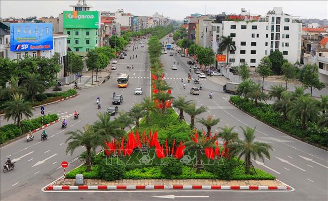 Trong ảnh: Trên khắp phố, phường của Thủ đô Hà Nội được trang hoàng rực rỡ cờ, hoa, băng rôn, áp phích…chào mừng 75 năm Quốc khánh nước Cộng hòa xã hội chủ nghĩa Việt Nam. Ảnh: Thành Đạt - TTXVN