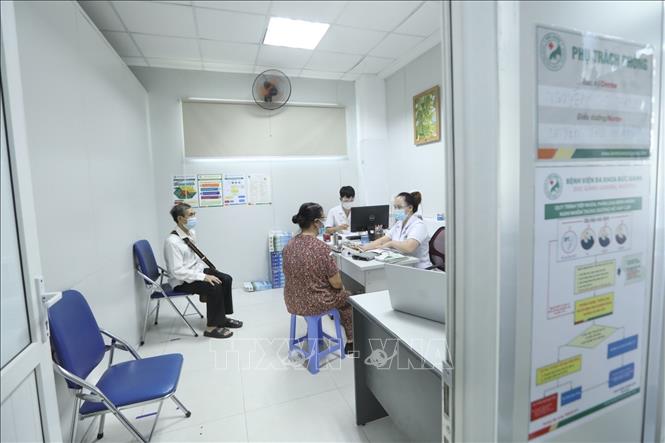 Trong ảnh: Người dân đến khám, chữa bệnh tại bệnh viện, cơ sở y tế được đảm bảo các biện pháp an toàn phòng, chống dịch. Ảnh: Minh Quyết - TTXVN