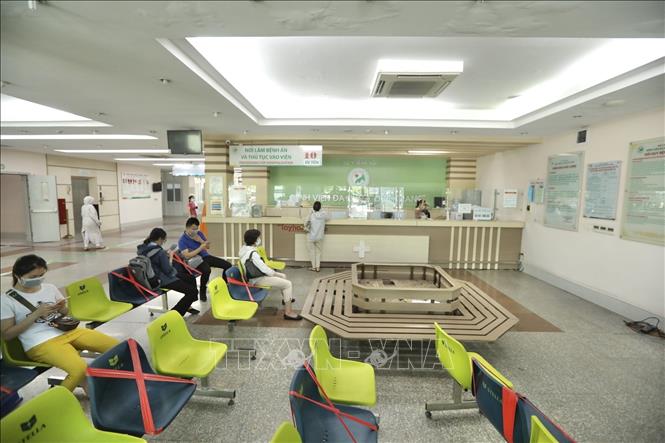 Trong ảnh: Tại Khoa khám bệnh của Bệnh viện đa khoa Đức Giang, người dân đến khám được bố trí ngồi chờ giãn cách theo quy định. Ảnh: Minh Quyết - TTXVN