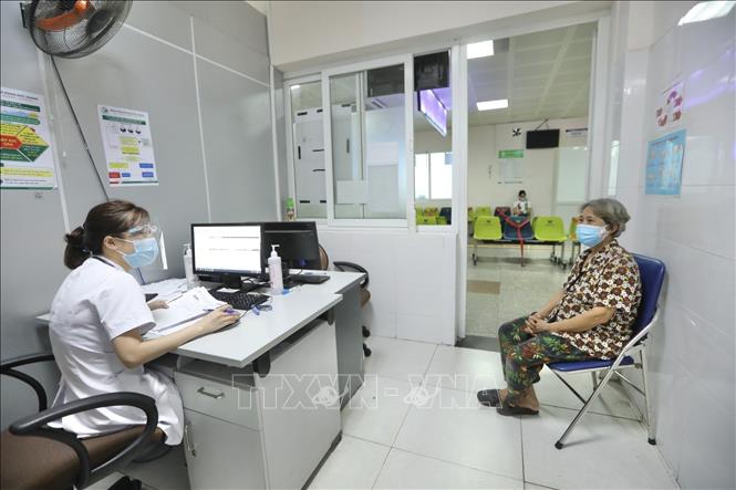 Trong ảnh: Người dân đến khám, chữa bệnh tại các bệnh viện, cơ sở y tế đảm bảo thực hiện nghiêm khuyến cáo 5K của Bộ Y tế. Ảnh: Minh Quyết - TTXVN