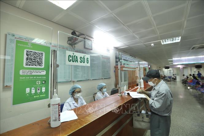 Trong ảnh: Khu vực tiếp đón bệnh nhân, làm thủ tục được bố trí vách ngăn giữ khoảng cách và tránh giọt bắn. Ảnh: Minh Quyết - TTXVN