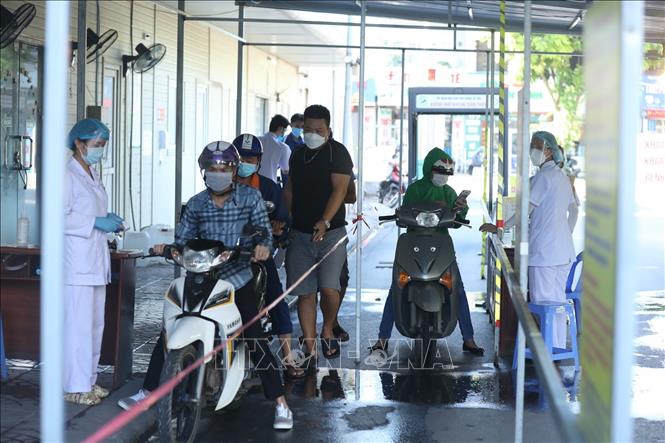 Trong ảnh: Người dân đến Bệnh viện đa khoa Đức Giang được phân luồng, sàng lọc theo quy định. Ảnh: Minh Quyết - TTXVN