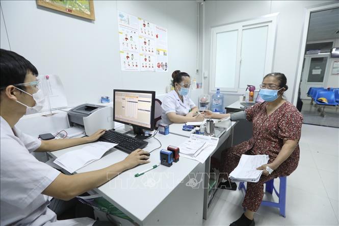 Trong ảnh: Đảm bảo khám, chữa bệnh cho nhân dân trong bối cảnh tăng cường phòng, chống dịch COVID-19. Ảnh: Minh Quyết - TTXVN