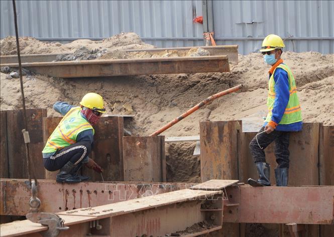 Trong ảnh: Công nhân thi công tại dự án hầm chui nút giao thông Nguyễn Văn Linh - Nguyễn Hữu Thọ giữa tháng 7/2021. Ảnh: Tiến Lực - TTXVN