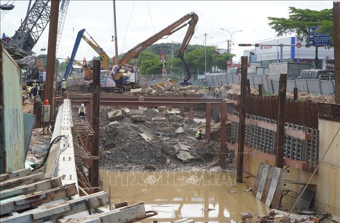 Trong ảnh: Công trình xây dựng hầm chui nút giao thông Nguyễn Văn Linh - Nguyễn Hữu Thọ là một trong 7 công trình được tiếp tục thi công. Ảnh: Tiến Lực - TTXVN