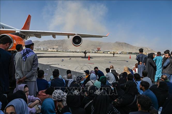 Trong ảnh: Người dân đợi tại sân bay  Kabul để sơ tán khỏi Afghanistan ngày 16/8/2021. Ảnh: AFP/TTXVN