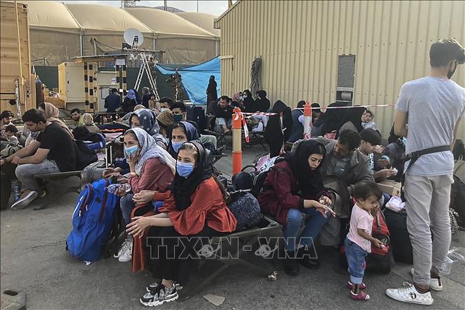 Trong ảnh: Người dân đợi tại sân bay  Kabul để sơ tán khỏi Afghanistan ngày 18/8/2021. Ảnh: AFP/TTXVN