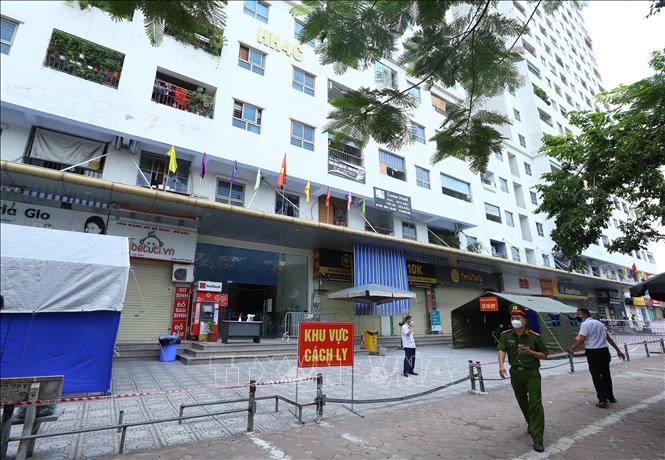 Quận Hoàng Mai dựng Sở chỉ huy ngay trước toà nhà HH4C. Ảnh: Hoàng Hiếu - TTXVN 