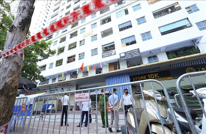 Trong ảnh: Toà nhà HH4C Linh Đàm bị phong tỏa. Ảnh: Hoàng Hiếu - TTXVN 