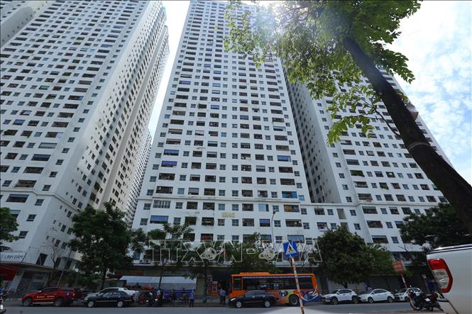Trong ảnh: Toà nhà HH4C Linh Đàm (giữa) bị phong tỏa. Ảnh: Hoàng Hiếu - TTXVN 