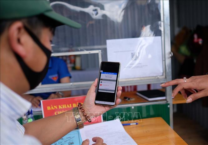 Trong ảnh: Một người dân từ thành phố Đà Lạt thực hiện khai báo y tế điện tử khi đi vào địa bàn “vùng Xanh” xã Đạ Nhim (huyện Lạc Dương). Ảnh: Nguyễn Dũng – TTXVN 