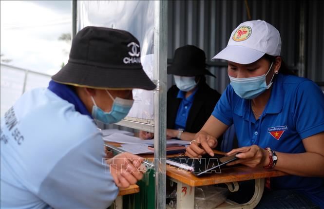 Trong ảnh: Một số người dân khi đi qua chốt kiểm soát dịch ở 