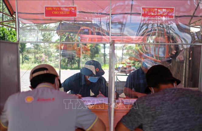Trong ảnh: Người dân khai báo y tế tại chốt kiểm soát phòng, chống dịch COVID-19 trên quốc lộ 27C, hướng từ thành phố Đà Lạt đi xã Đạ Sar ( huyện Lạc Dương). Ảnh: Nguyễn Dũng – TTXVN 
