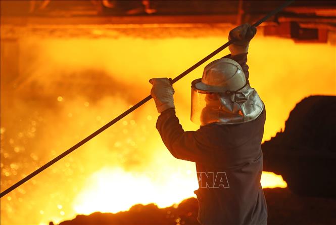Trong ảnh: Công nhân làm việc tại nhà máy thép Ansteel, tỉnh Liêu Ninh, Trung Quốc, ngày 19/8/2021. Ảnh: THX/TTXVN
