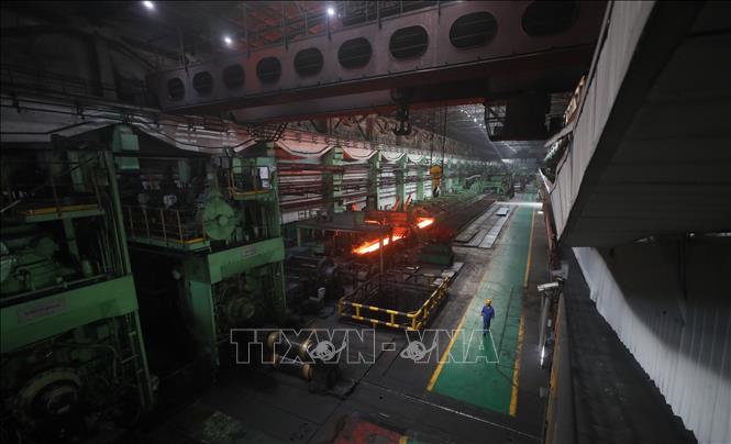 Trong ảnh: Công nhân làm việc tại nhà máy của Ben Gang Group Corporation ở tỉnh Liêu Ninh, Trung Quốc, ngày 18/8/2021. Ảnh: THX/TTXVN