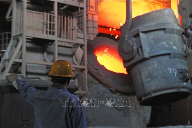 Trong ảnh: Công nhân làm việc tại nhà máy thép của Ben Gang Group Corporation tại tỉnh Liêu Ninh, Trung Quốc, ngày 18/8/2021. Ảnh: THX/TTXVN