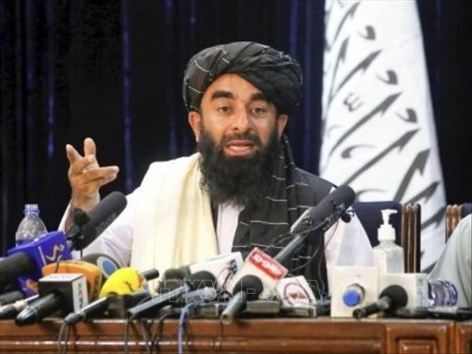 Trong ảnh: Phát ngôn viên của Taliban Zabihullah Mujahid phát biểu tại cuộc họp báo ở Kabul ngày 17/8/2021. Ảnh: Kyodo/TTXVN