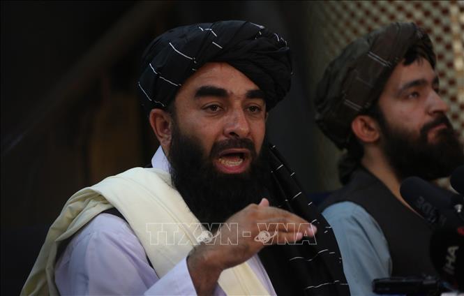 Trong ảnh: Phát ngôn viên của Taliban Zabihullah Mujahid phát biểu tại cuộc họp báo ở Kabul ngày 17/8/2021. Ảnh: THX/TTXVN