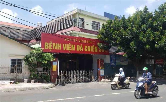 Trong ảnh: Bệnh viện Dã chiến số 2 tỉnh Vĩnh Phúc sẽ giúp giảm tải cho các bệnh viện tuyến trên, triển khai cách ly, điều trị, quản lý ca bệnh, đảm bảo an toàn cho nhân viên y tế, người nhà người bệnh và cộng đồng theo quy định. Ảnh: Hoàng Hùng – TTXVN