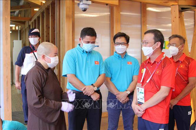 Ông Nguyễn Hồng Minh, Trưởng đoàn thể thao Việt Nam tại Paralympic Tokyo 2020, (phải) bày tỏ sự cảm kích trước sự quan tâm và động viên của cộng đồng người Việt Nam tại Nhật Bản. Ảnh: Đào Thanh Tùng - PV TTXVN tại Nhật Bản