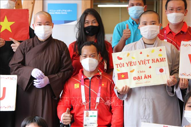 Đại diện đại sứ quán và cộng đồng người Việt Nam tại Nhật Bản cổ vũ cho đoàn thể thao Việt Nam. Ảnh: Đào Thanh Tùng - PV TTXVN tại Nhật Bản