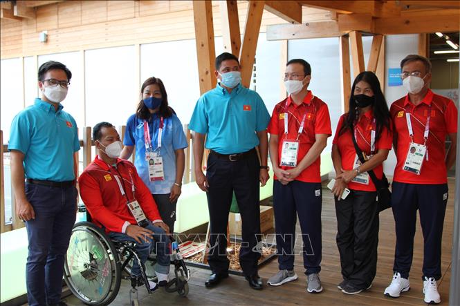 Các đại diện Đại sứ quán Việt Nam tại Nhật Bản (áo xanh) gặp gỡ đoàn thể thao Việt Nam. Ảnh: Phạm Tuân - Phóng viên TTXVN tại Nhật Bản