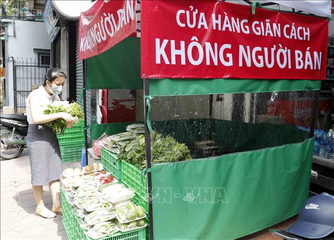 Trong ảnh: Khách lựa chọn tại cửa hàng không người bán tại phố Đại Linh, phường Trung Văn, quận Nam Từ Liêm. Ảnh: Trần Việt - TTXVN